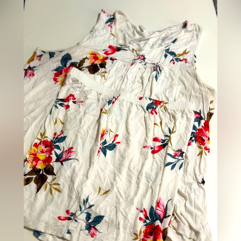 2 piece PJ or Lounge Set. Sleeveless top with elastic waist shorts. Size 2XL - Picture 2 of 7